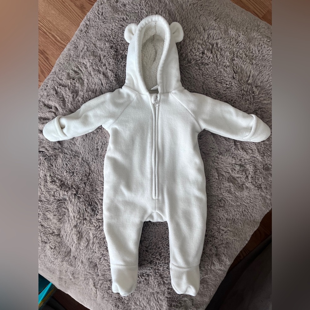 4/40$ Old Navy Soft White Bear Fleece Footie